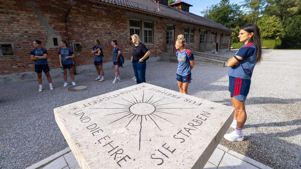 Die FC Bayern Frauen während ihres Besuchs in der KZ-Gedenkstätte in Dachau.