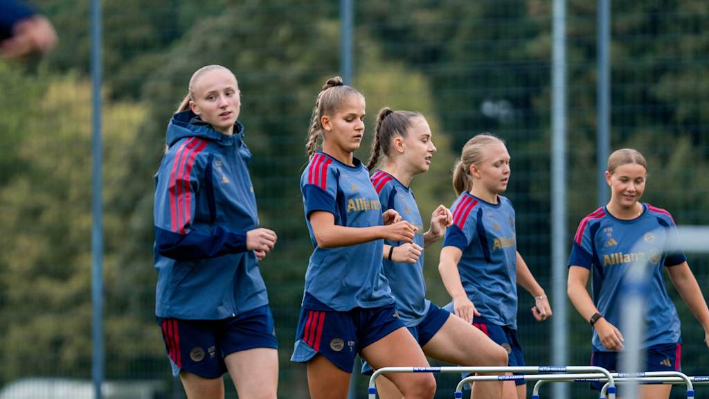 Die FC Bayern Frauen II während einer Trainingseinheit am Campus.