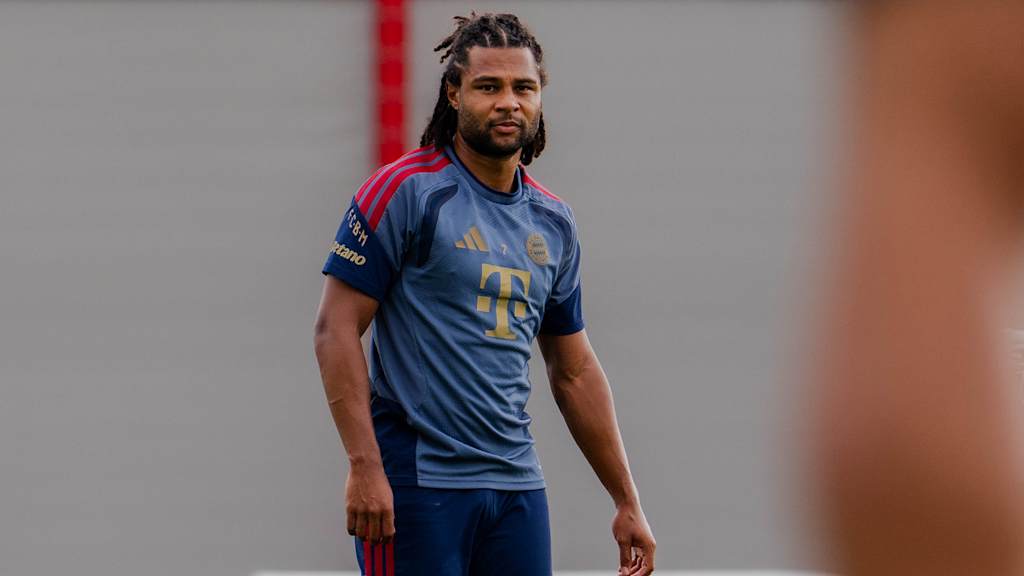Serge Gnabry in Trainingskleidung des FC Bayern