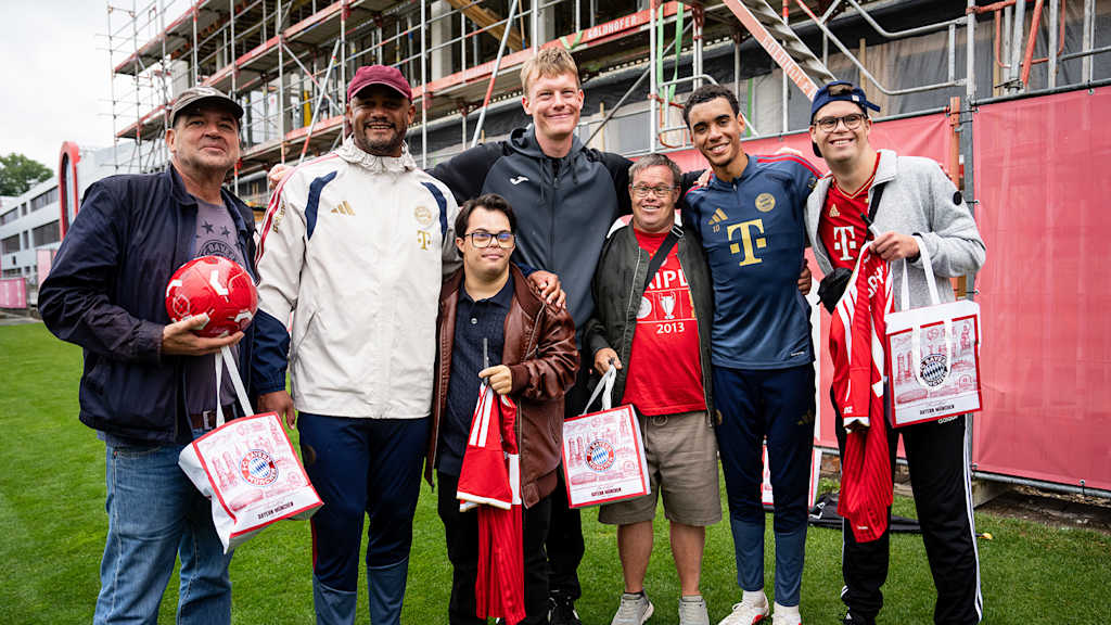 Ein Team des Films "Das gewisse Etwas" mit Vincent Kompany und Jamal Musiala