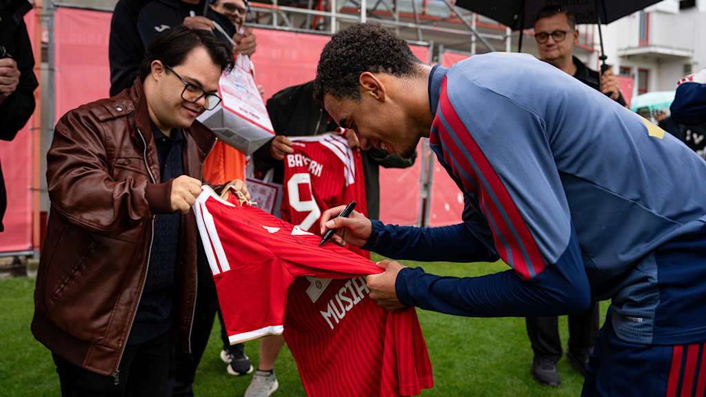 Jamal Musiala unterschreibt ein Trikot