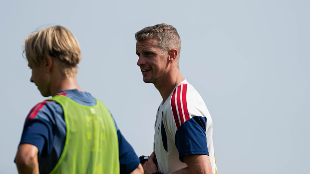 Lars Bender lacht.