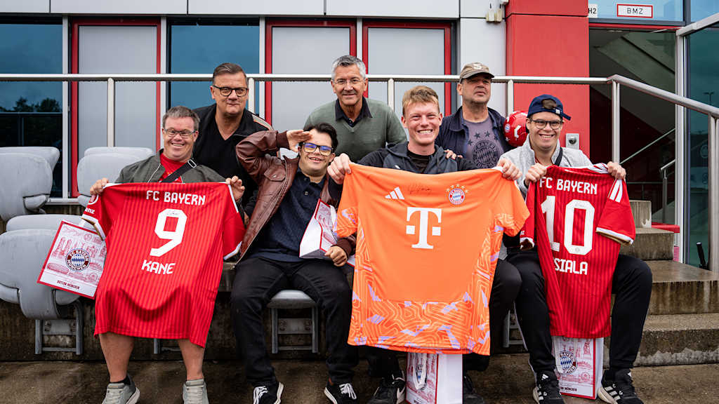 Ein Team des Films "Das gewisse Etwas" mit Herbert Hainer