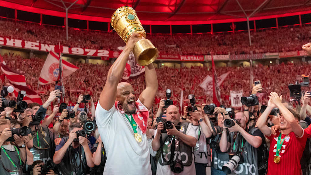 Vincent Kompany jubelt nach dem Triumph des FC Bayern im DFB-Pokal-Finale gegen den VfB Stuttgart.