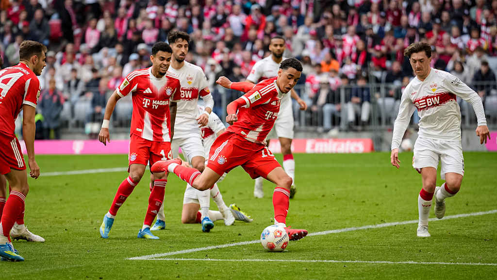Jamal Musiala mit Ball am Fuß während des Bundesliga-Heimspiels des FC Bayern gegen den VfB Stuttgart