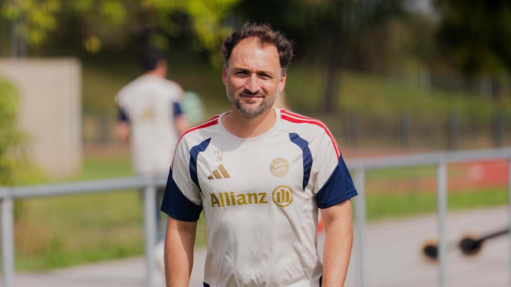 José Barcala während einer Trainingseinheit der FC Bayern Frauen.