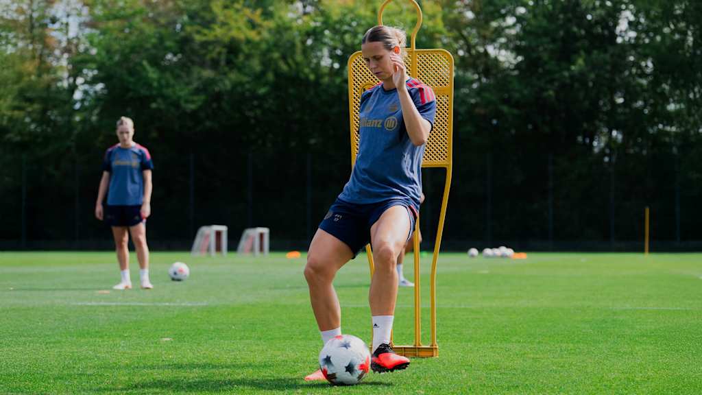 Klara Bühl während einer Trainingseinheit der FC Bayern Frauen.
