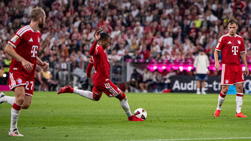 Michael Olise schießt einen direkten Freistoß im Bundesliga-Eröffnungsspiel des FC Bayern gegen den VfB Stuttgart
