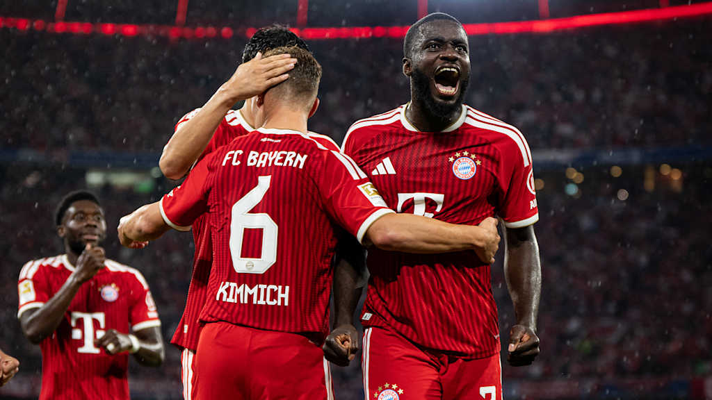 Dayot Upamecano jubelt lauthals nach dem 1:0 im Bundesliga-Eröffnungsspiel des FC Bayern gegen den VfB Stuttgart
