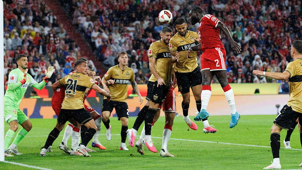 Dayot Upamecano köpft den Ball zum 1:0 ins lange Eck im Bundesliga-Eröffnungsspiel des FC Bayern gegen den VfB Stuttgart