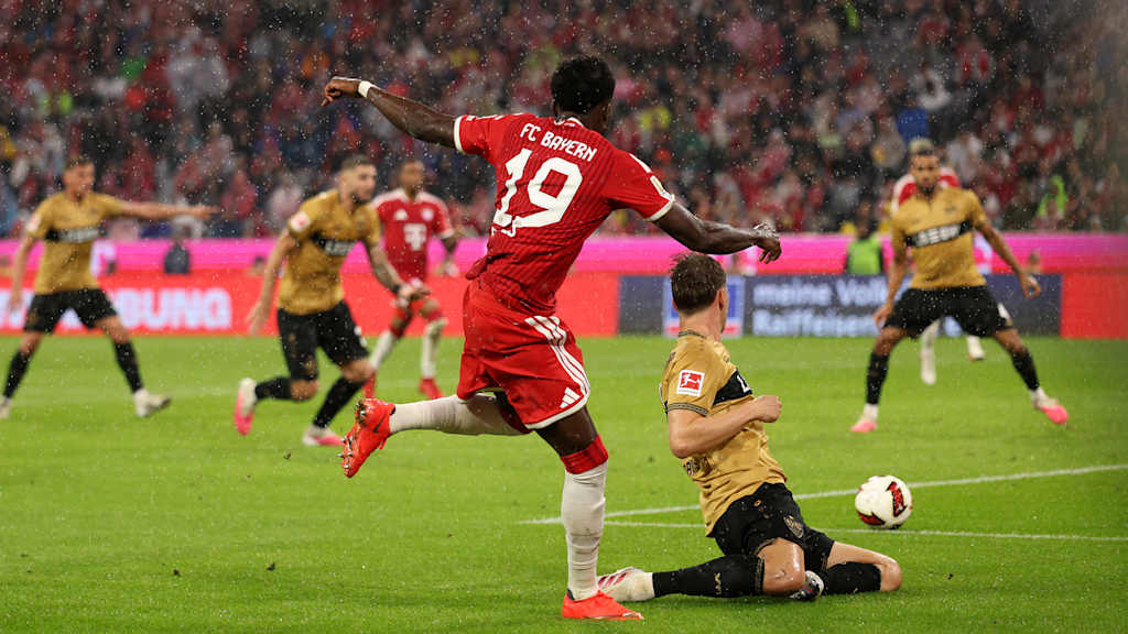 Alphonso Davies schlägt eine Flanke nach innen, die zum 3:1 durch ein Eigentor des Stuttgarters Vagnoman führt im Bundesliga-Eröffnungsspiel des FC Bayern gegen den VfB Stuttgart