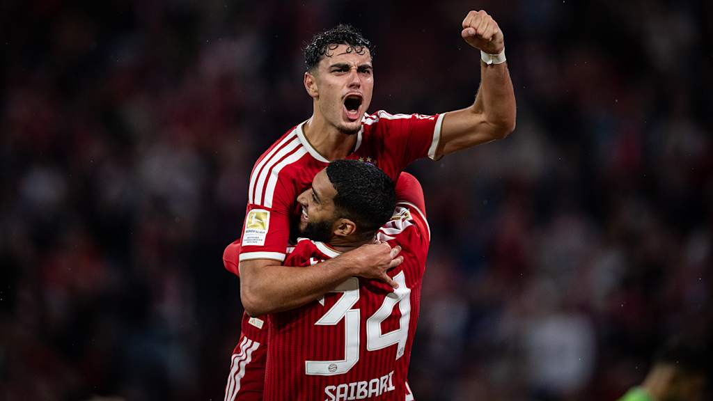 Aleks Pavlovic jubelt mit Vorlagengeber Ismael Saibari nach dem 4:1 im Bundesliga-Eröffnungsspiel des FC Bayern gegen den VfB Stuttgart