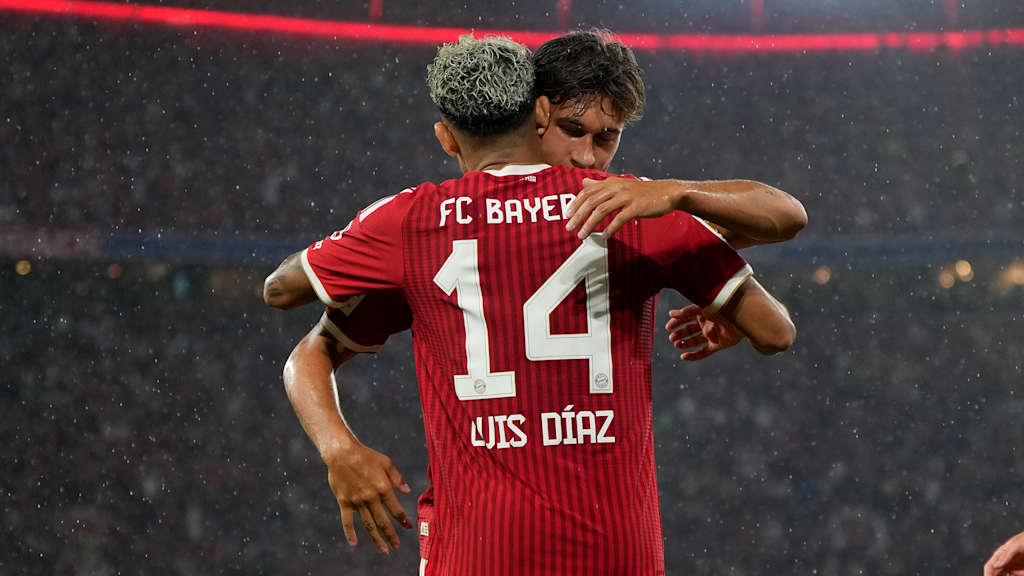 Luis Diaz jubelt mit Tom Bischof nach dem 5:1 im Bundesliga-Eröffnungsspiel des FC Bayern gegen den VfB Stuttgart