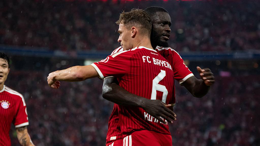 Dayot Upamecano jubelt mit Flankengeber Joshua Kimmich nach dem 1:0 im Bundesliga-Eröffnungsspiel des FC Bayern gegen den VfB Stuttgart