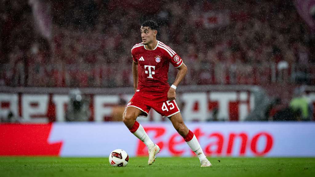 Aleksandar Pavlovic dribbelt im Spiel gegen Stuttgart