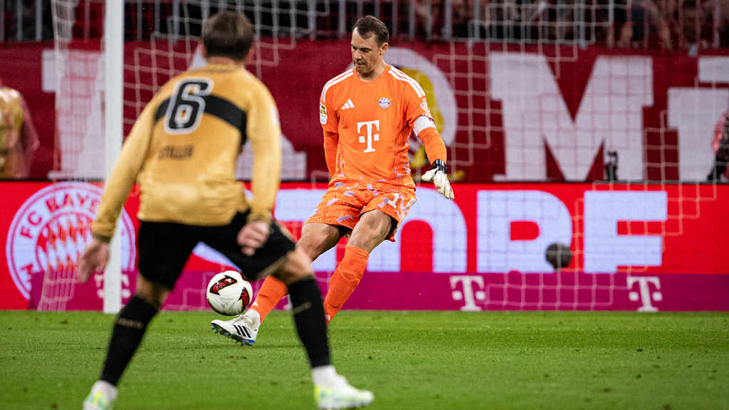 Manuel Neuer am Ball im Bundesliga-Eröffnungsspiel des FC Bayern gegen den VfB Stuttgart