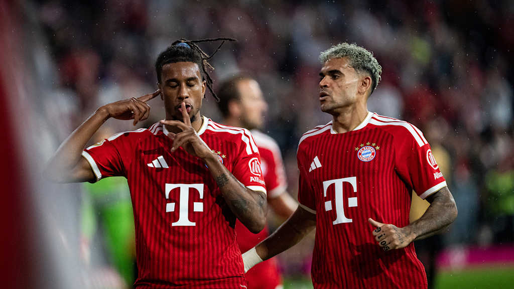 Michael Olise jubelt nach dme 2:1 Bundesliga-Eröffnungsspiel FC Bayern gegen Stuttgart