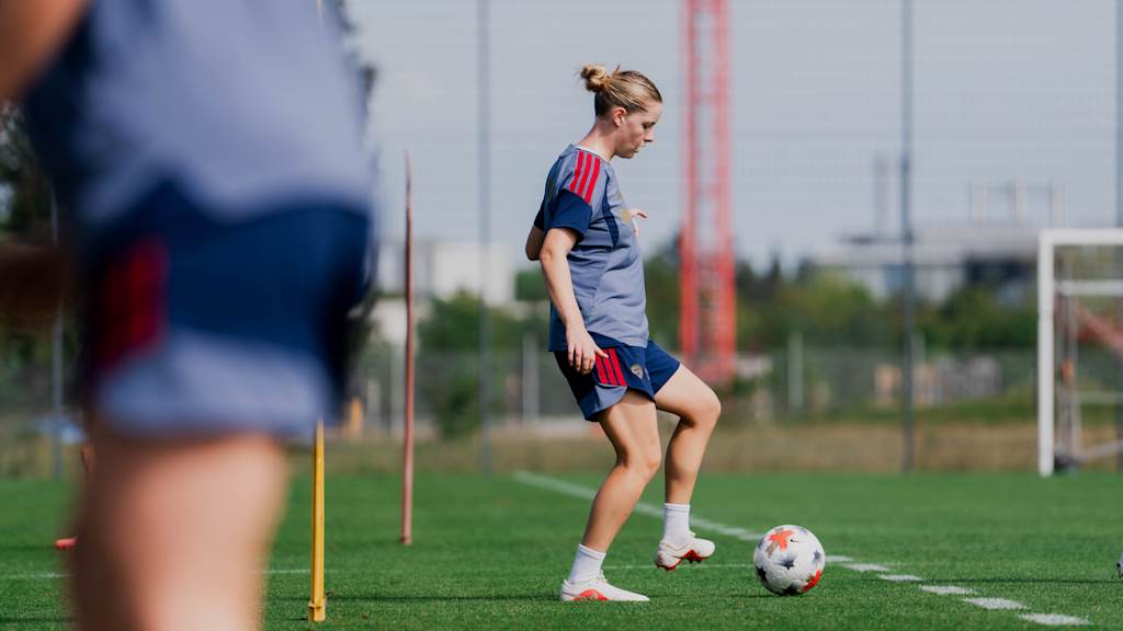 Alara dribbelt mit dem Ball am Fuß.