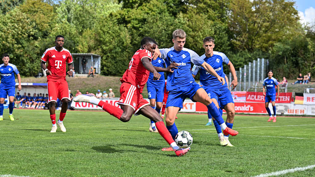 Bastian Assomo im Zweikampf gegen Illertissen.