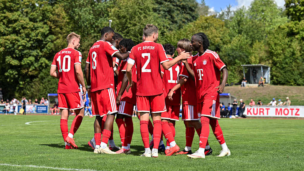 Die Amateure feiern den 1:0 Treffer von Bastian Assomo.