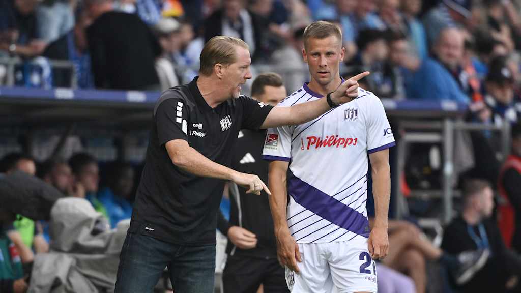 Timo Schultz gibt Adrian Beck Anweisungen