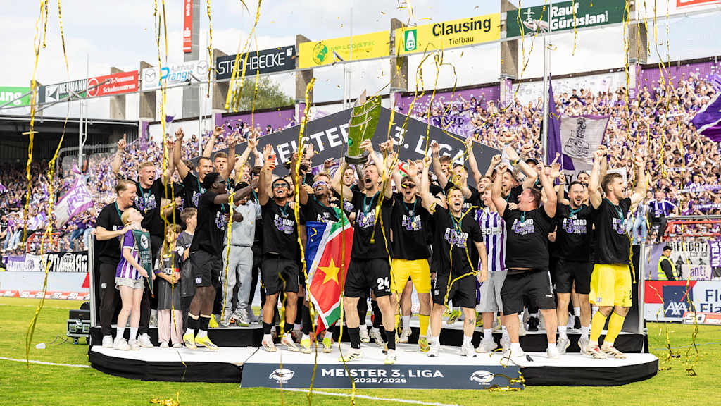 Spieler des VfL Osnabrück bejubeln die Meisterschaft in der 3. Liga