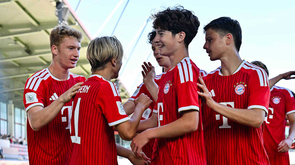 Die FC Bayern U17 jubelt.