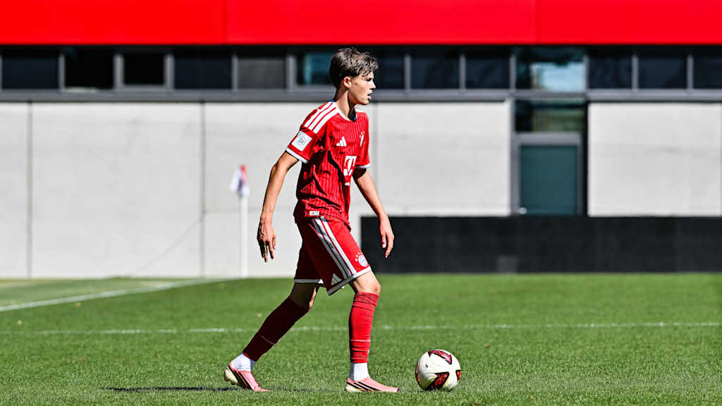 Niklas Herber führt den Ball am Fuß.