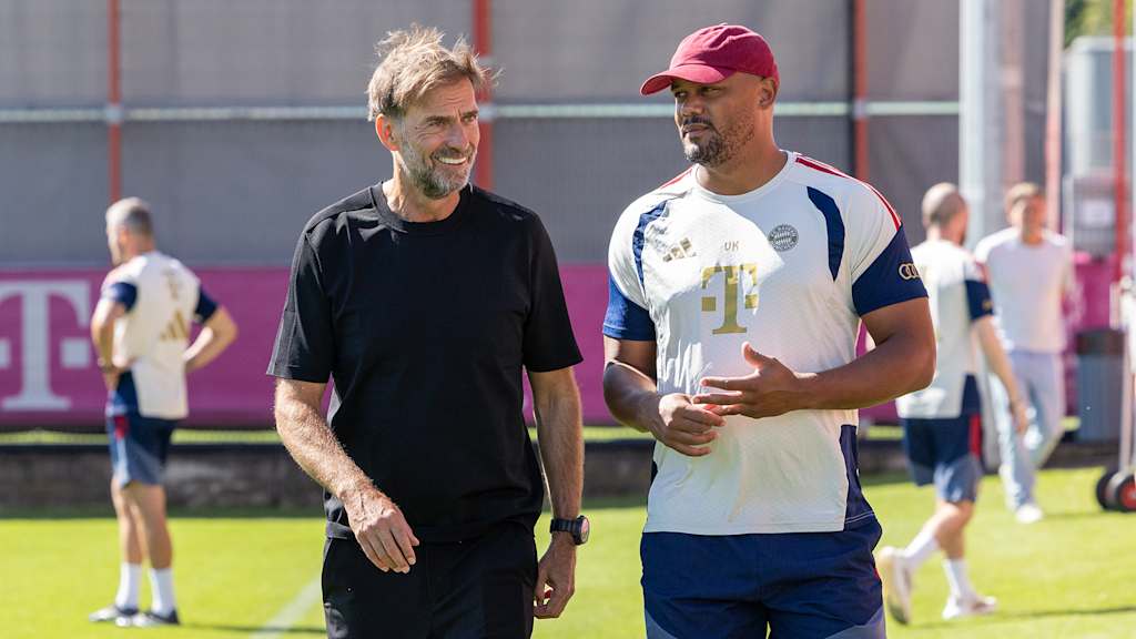 Jürgen Klopp und Vincent Kompany unterhalten sich beim Training des FC Bayern