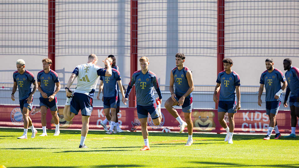 Spieler des FC Bayern laufen sich im Training warm