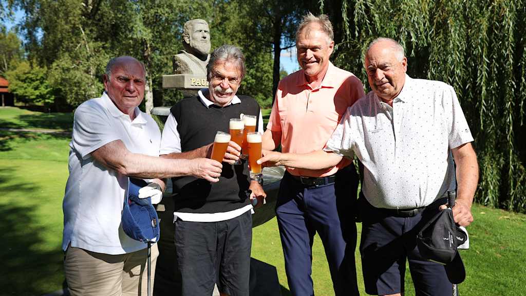 Uli Hoeneß und weitere Männer stoßen mit Paulaner Bier an