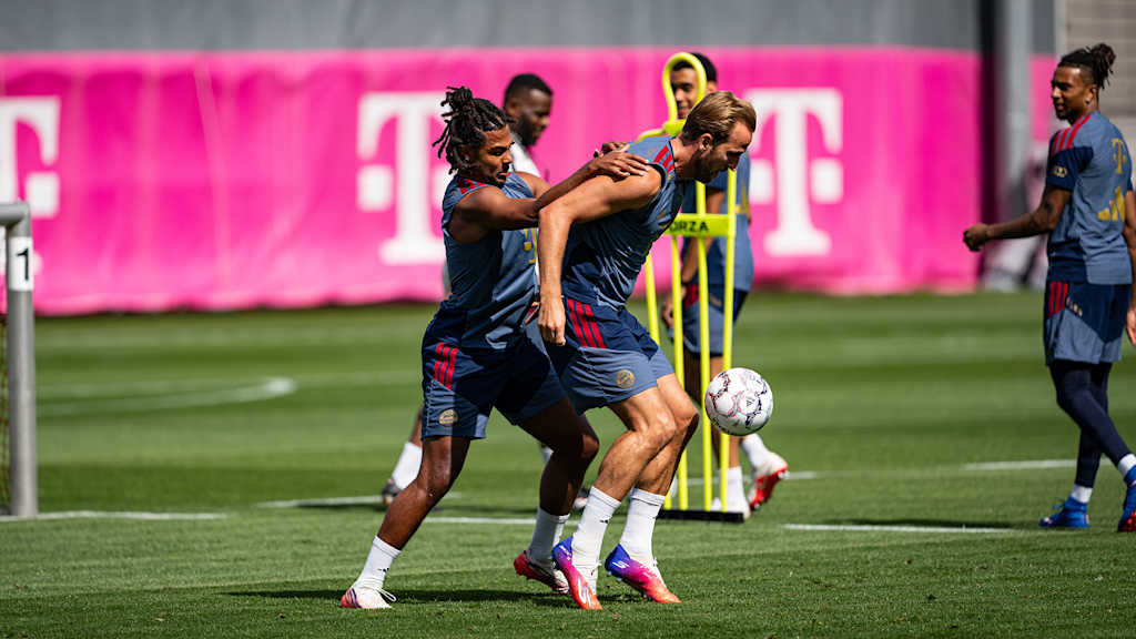 Serge Gnabry und Harry Kane im Zweikampf im Training des FC Bayern