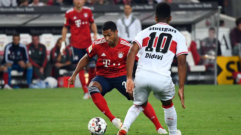 Serge Gnabry am Ball bei seinem Debüt für den FC Bayern im Bundesliga-Spiel gegen Stuttgart
