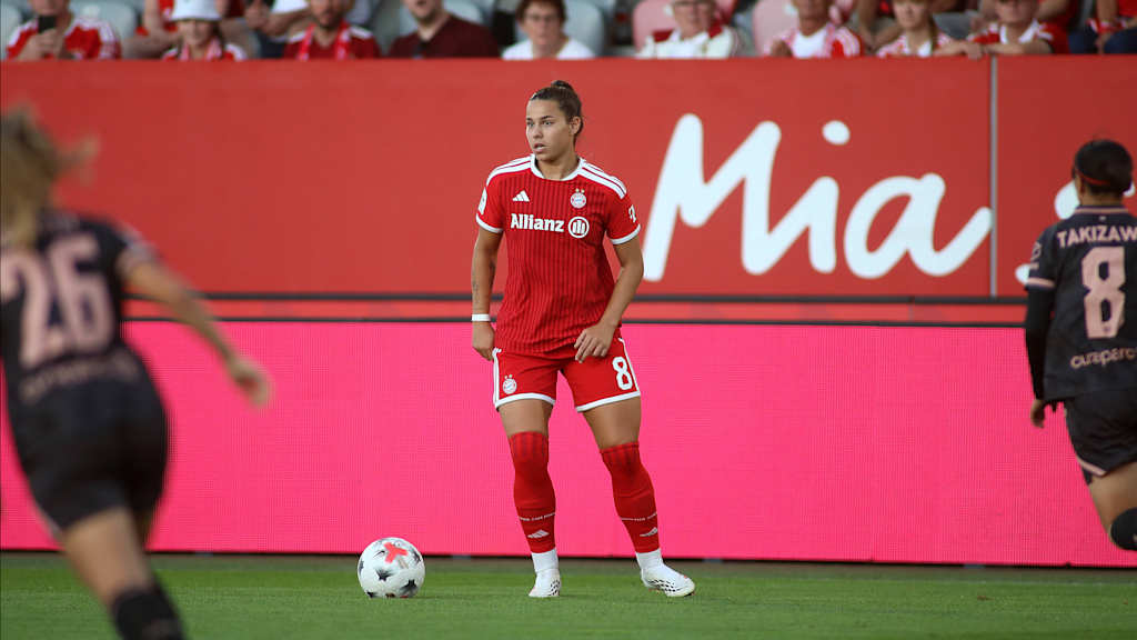 Lena Oberdorf im Einsatz für die FC Bayern Frauen.