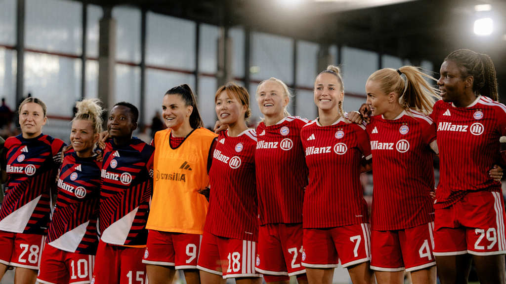 Die FC Bayern Frauen bejubeln den Sieg über Mainz.