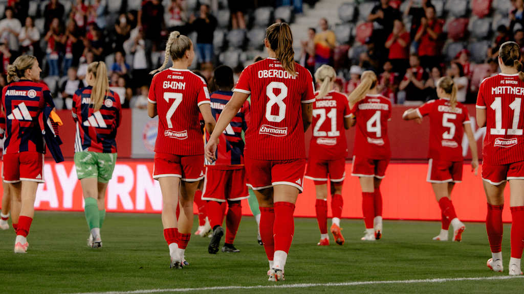 Die FC Bayern Frauen nach dem Spiel gegen Mainz.