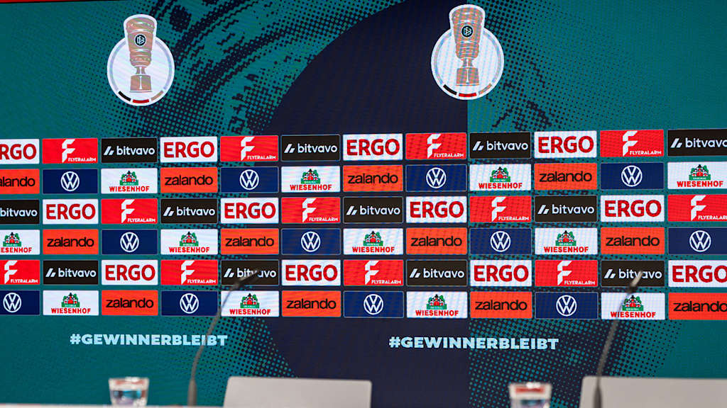 Presseraum des FC Bayern mit DFB-Pokal-Hintergrund
