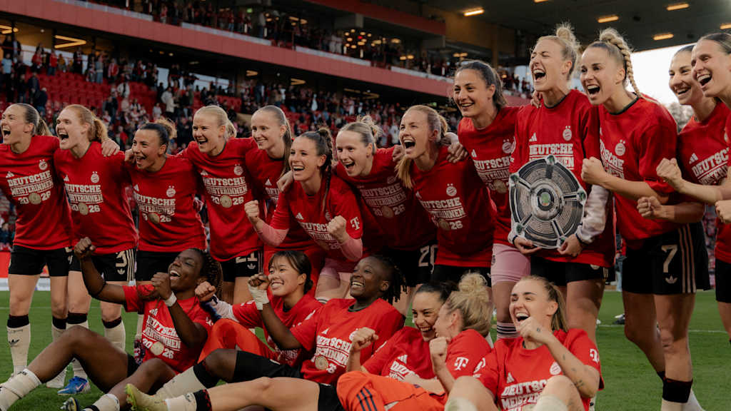 Die FC Bayern Frauen bejubeln die Meisterschaft in Berlin.