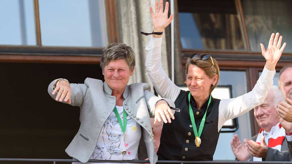 Karin Danner und Bianca Rech auf dem Rathausbalkon.