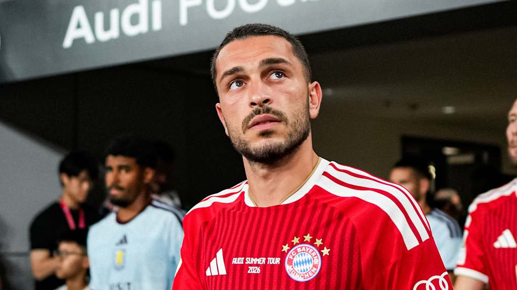 Arijon Ibrahimovic im roten FC Bayern Trikotleidung des FC Bayern