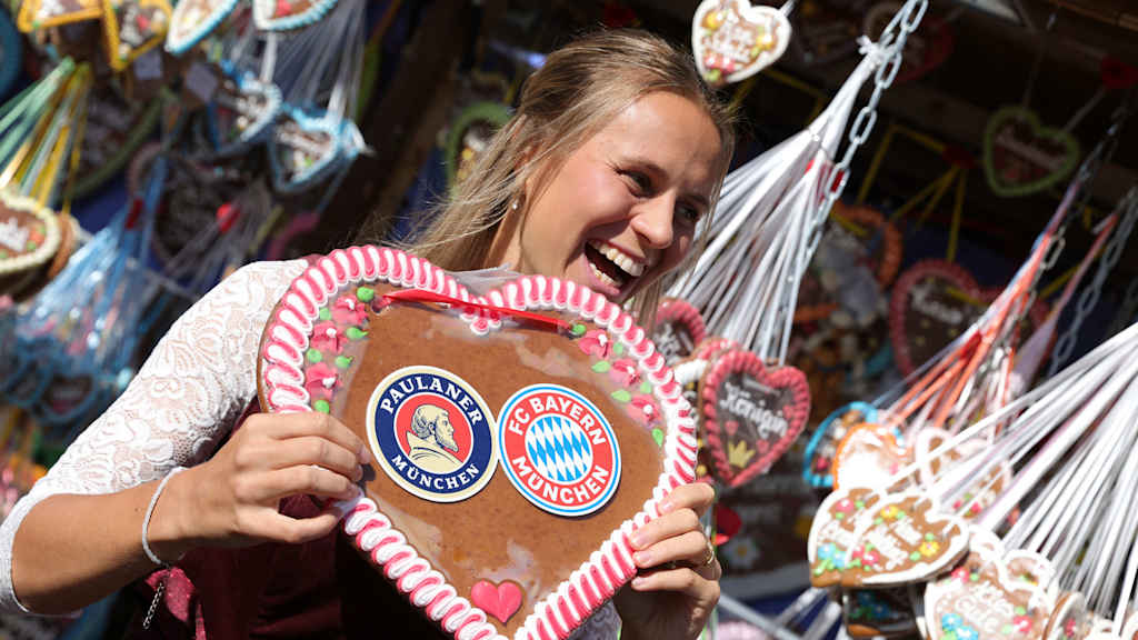 Klara Bühl mit einem Lebkuchenherz auf der Wiesn.