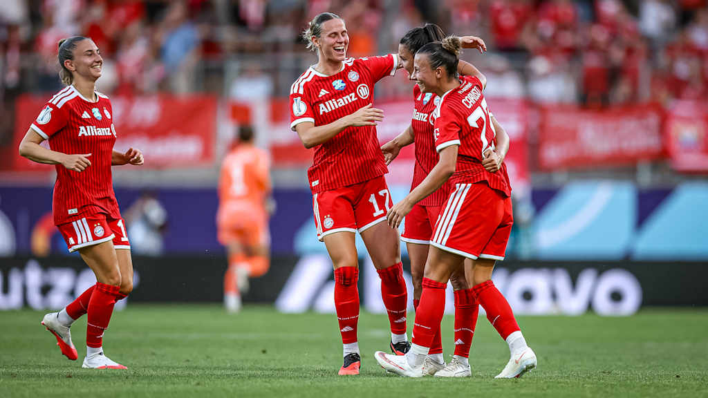 Arianna Caruso, Klara Bühl und Co. jubeln während des Google Pixel Supercup zwischen dem FC Bayern und dem VfL Wolfsburg