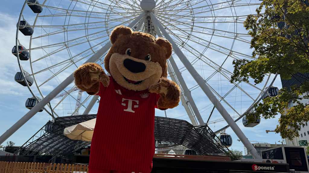 Berni steht vor einem Riesenrad.