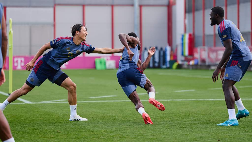 Alphonso Davies entwischt Hiroki Ito beim Fangenspielen im Abschlusstraining des FC Bayern vor dem Pokalauftakt in Osnabrück
