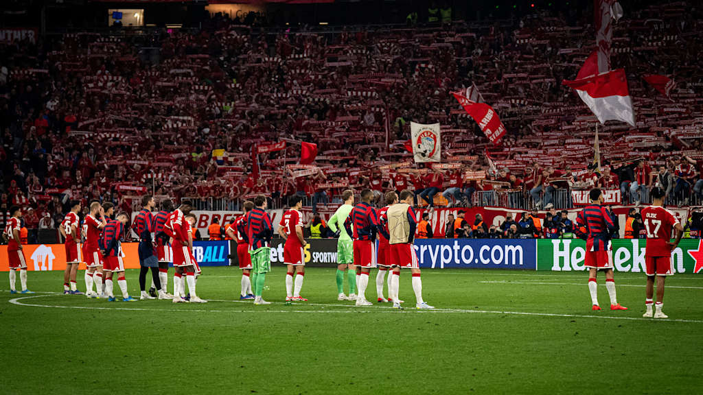 Enttäuschte Bayern stehen vor der Südkurve nach dem 1:1 im Rückspiel des FC Bayern gegen Paris Saint-Germain in der Champions League