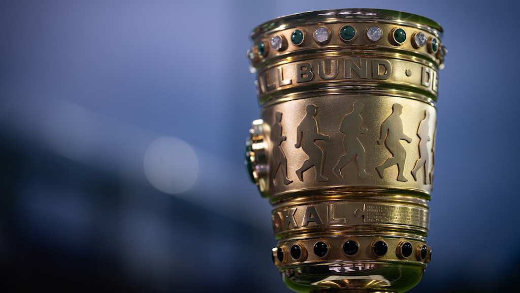 Der DFB-Pokal steht auf dem Rasen vor dem Erstrundenspiel des FC Bayern im DFB-Pokal beim VfL Osnabrück