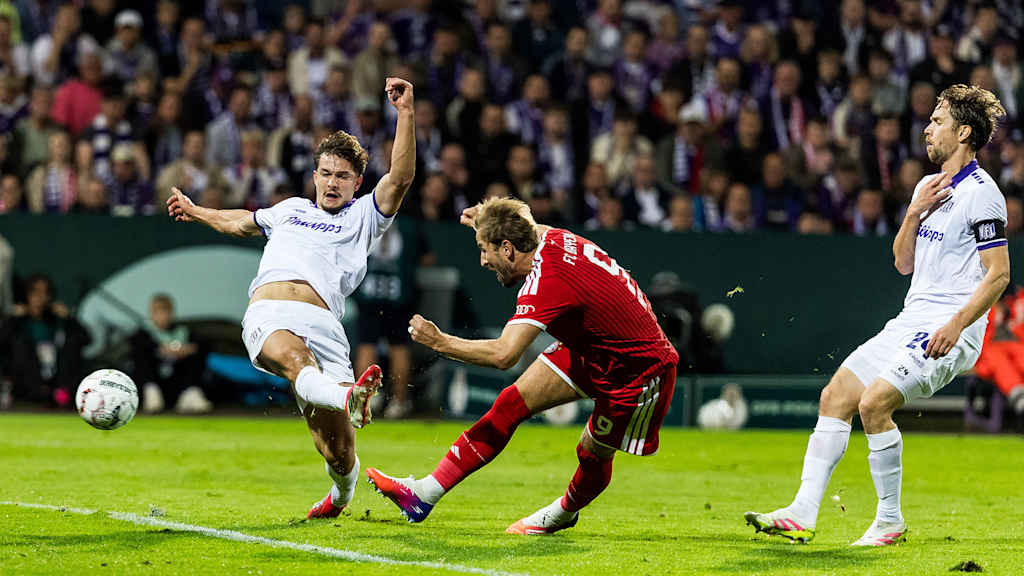 Harry Kane trifft im Fallen im Erstrundenspiel des FC Bayern im DFB-Pokal beim VfL Osnabrück