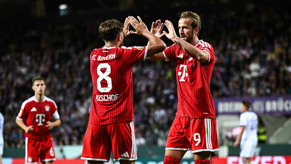 Harry Kane klatscht ein mit Tom Bischof nach dem 2:1 im Erstrundenspiel des FC Bayern im DFB-Pokal beim VfL Osnabrück