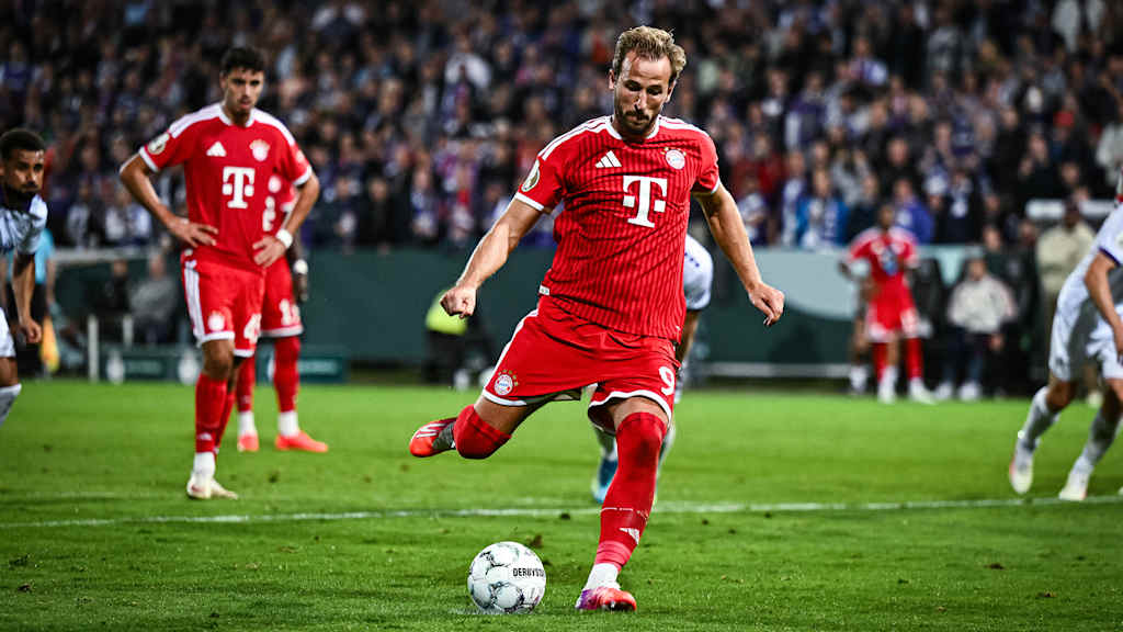 Hatty Kane schießt den Elfmeter zum 4:1 im Erstrundenspiel des FC Bayern im DFB-Pokal beim VfL Osnabrück