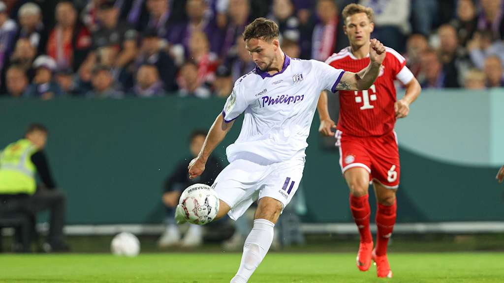 Robin Meißner zieht ab zum 1:0 im Erstrundenspiel des FC Bayern im DFB-Pokal beim VfL Osnabrück